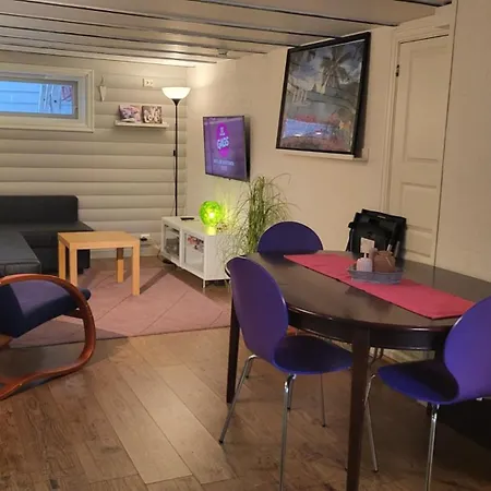Fin I Stille Og Rolig Omrade Med Gratis Privat Parkering!