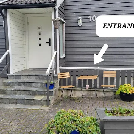 Fin I Stille Og Rolig Område Med Gratis Privat Parkering! *